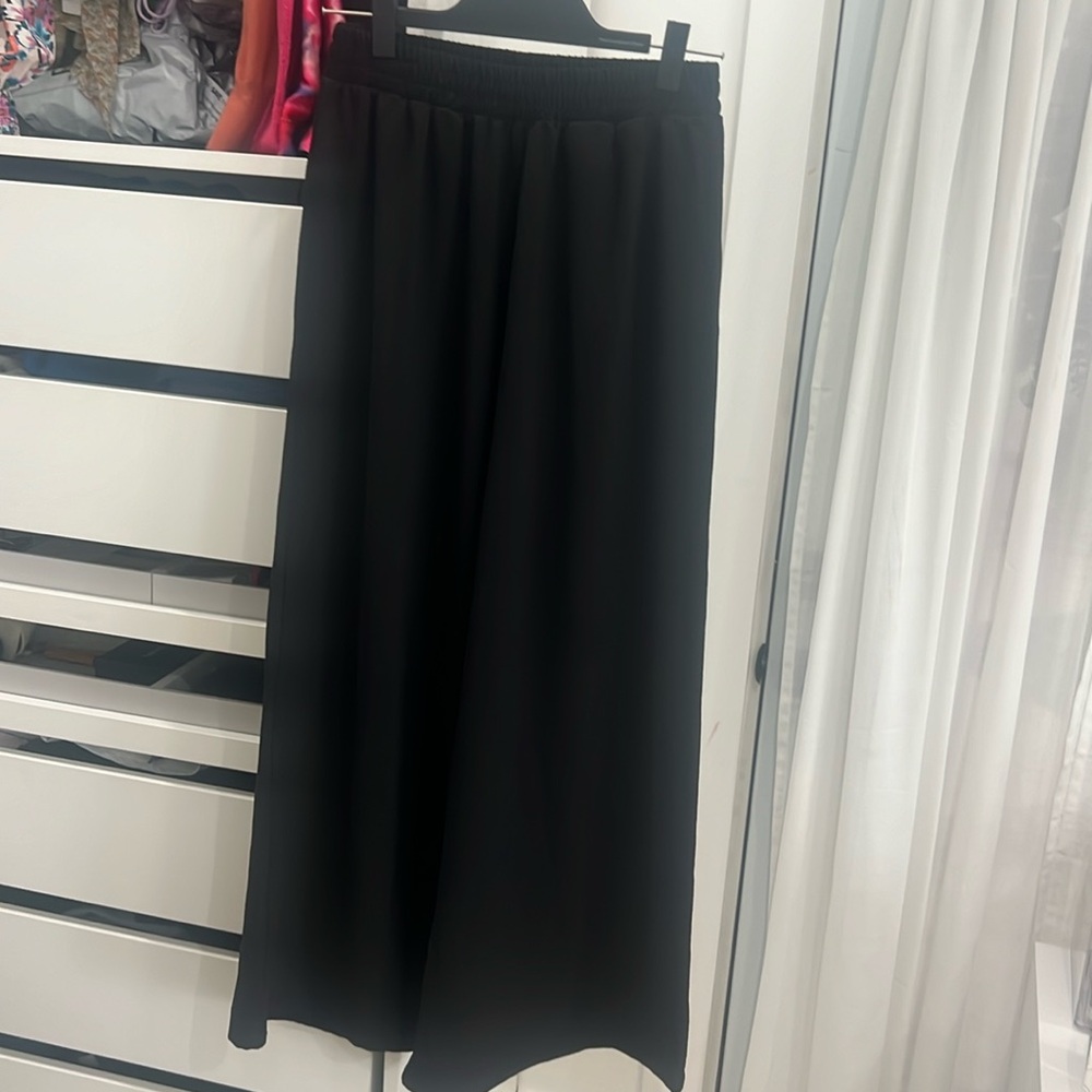 Black stretchy waist Flowy pants